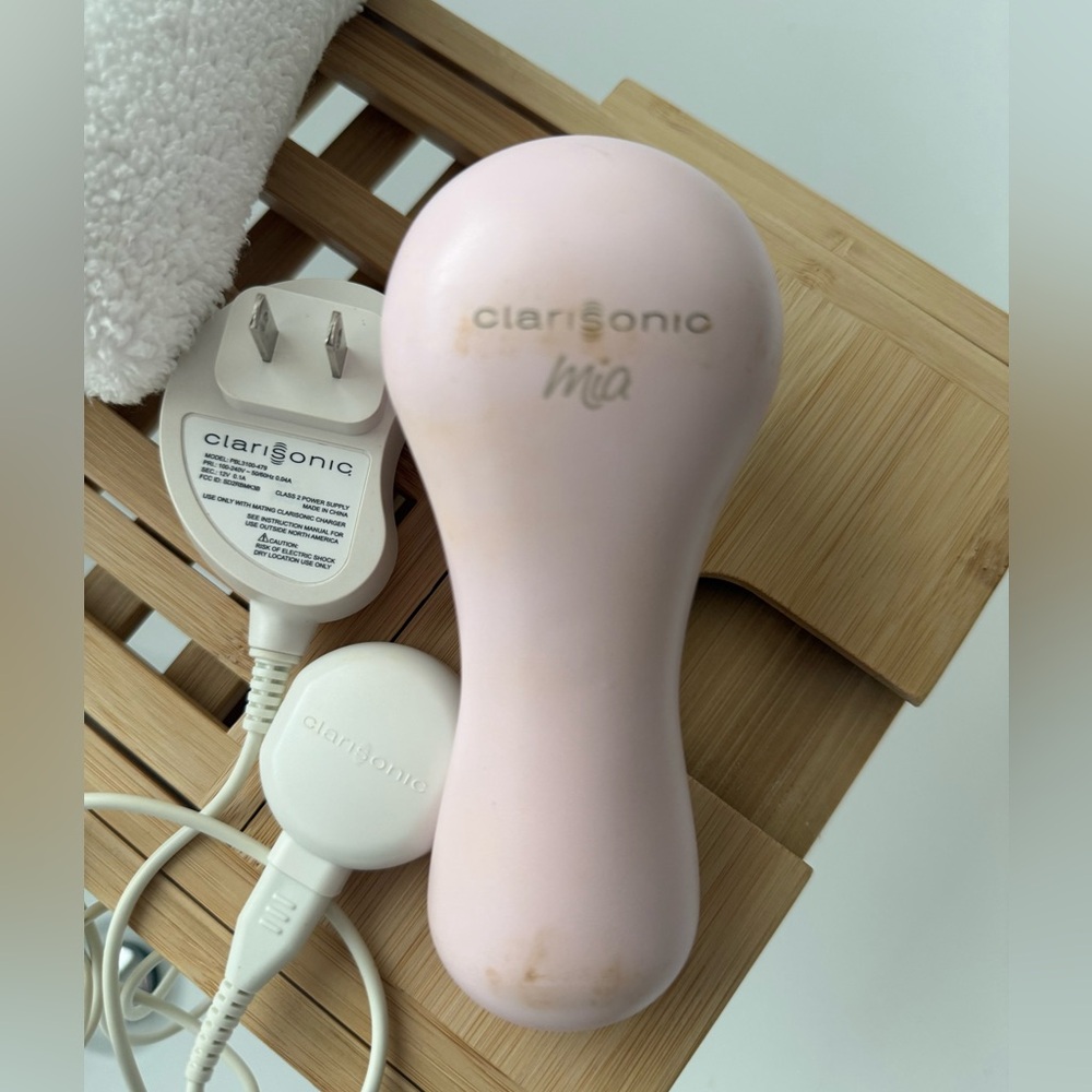 Clarisonic Mia Light Pink Electric Facial Cleansing Brush with charger. - Picture 4 of 5